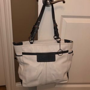 EUC COACH Grey/white leather Coach bag must See